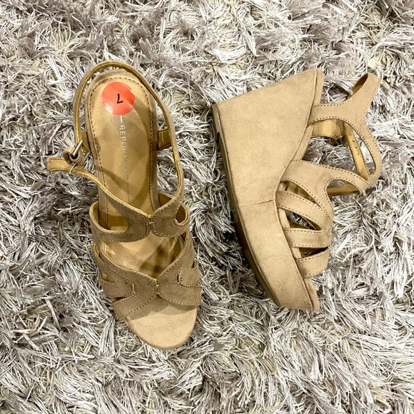 Report Womens Wedges - Picture 3 of 11